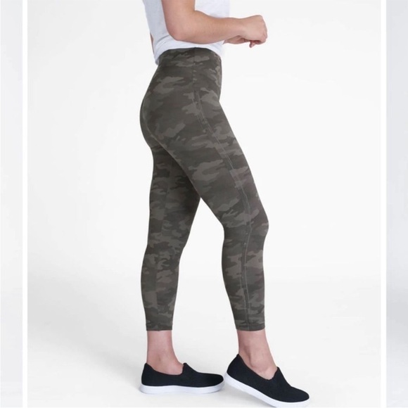 SPANX Look At Me Now Seamless Legging in Green Camo Shapewear Sz. M - Picture 3 of 10